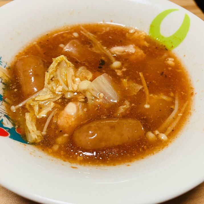 鶏ももとウインナーのトマトチーズ鍋